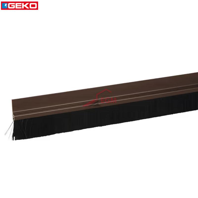 BAS DE PORTE ADHESIF EN PVC MARRON AVEC BROSSE 1M GEKO